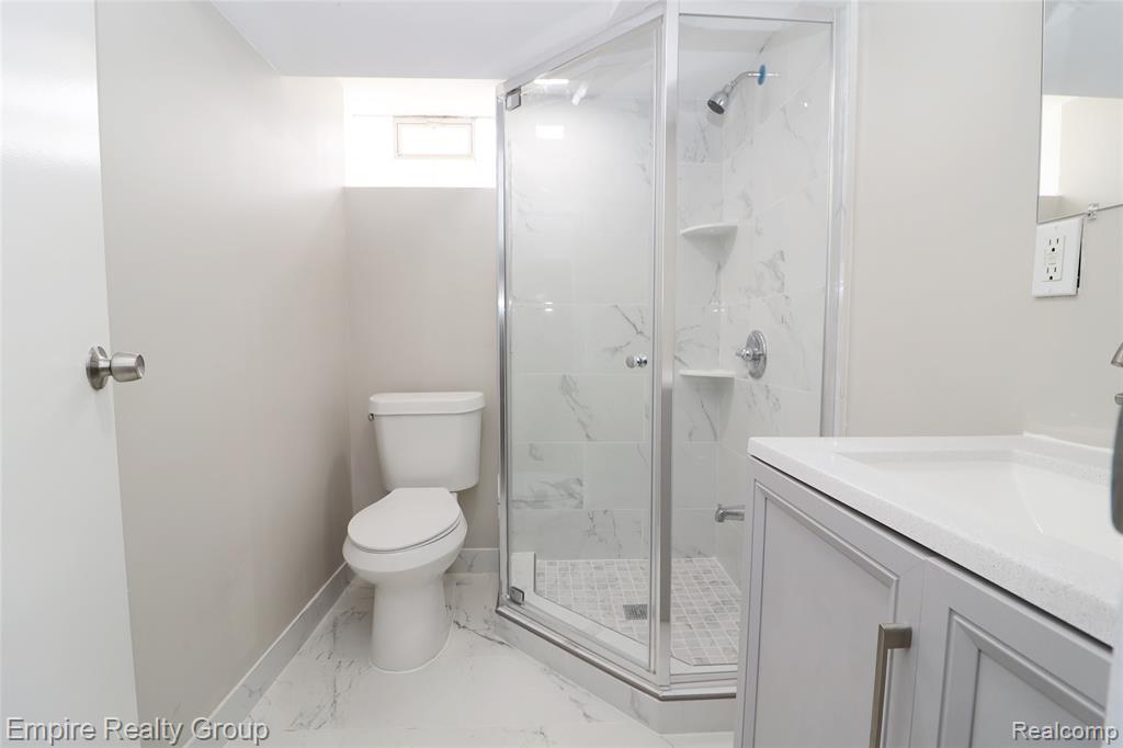 5743 N Highland Street Property Photo 30