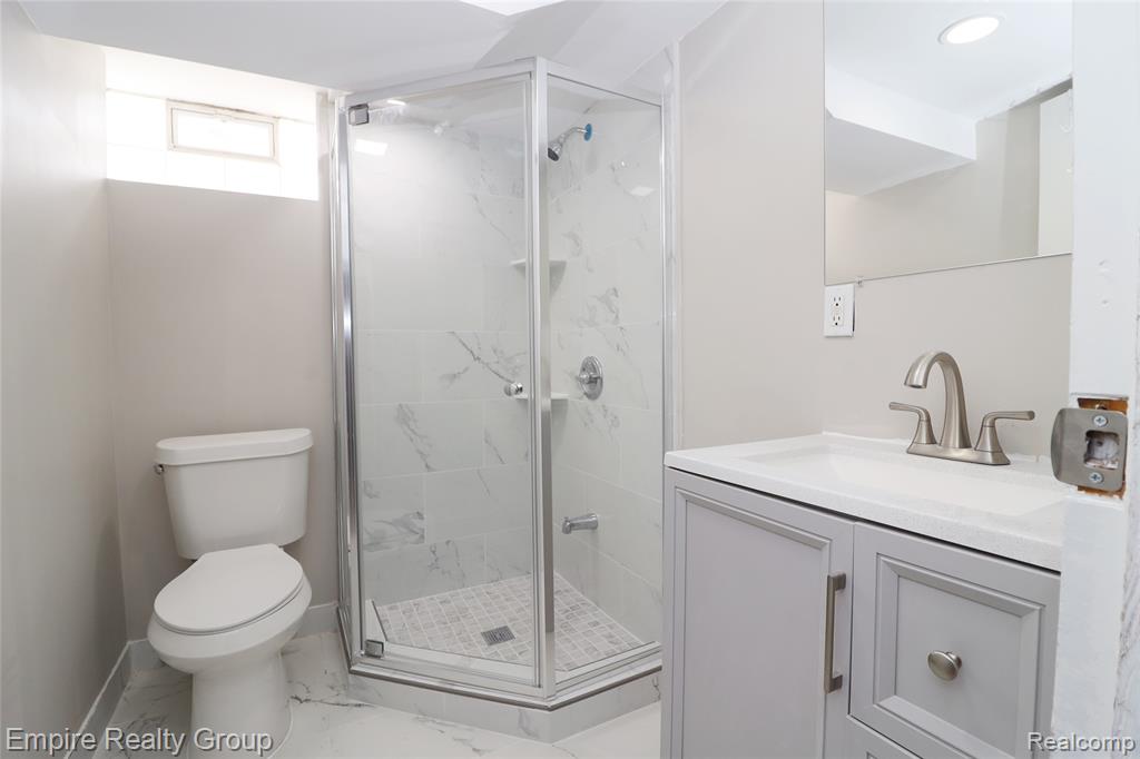 5743 N Highland Street Property Photo 31