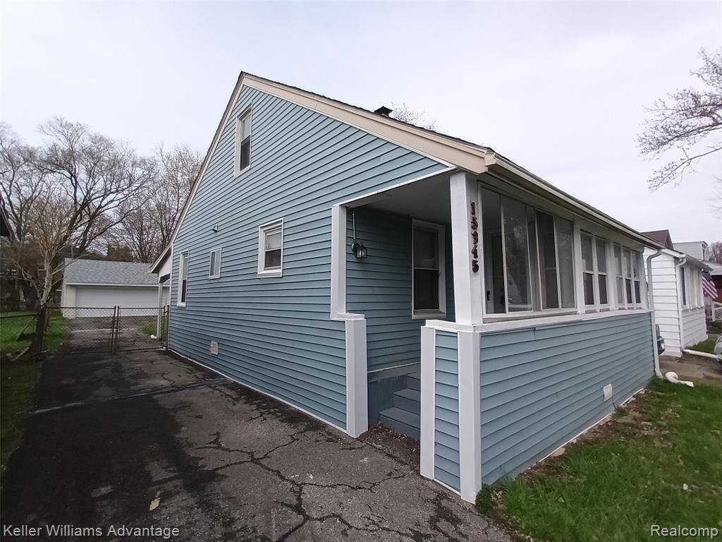 15345 Sumner Property Photo 1