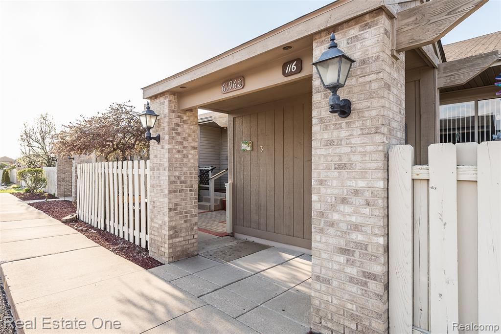 61960 Arlington Property Photo 1