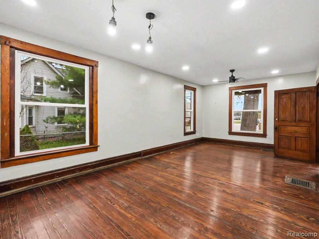 120 Depot Street Property Photo 4