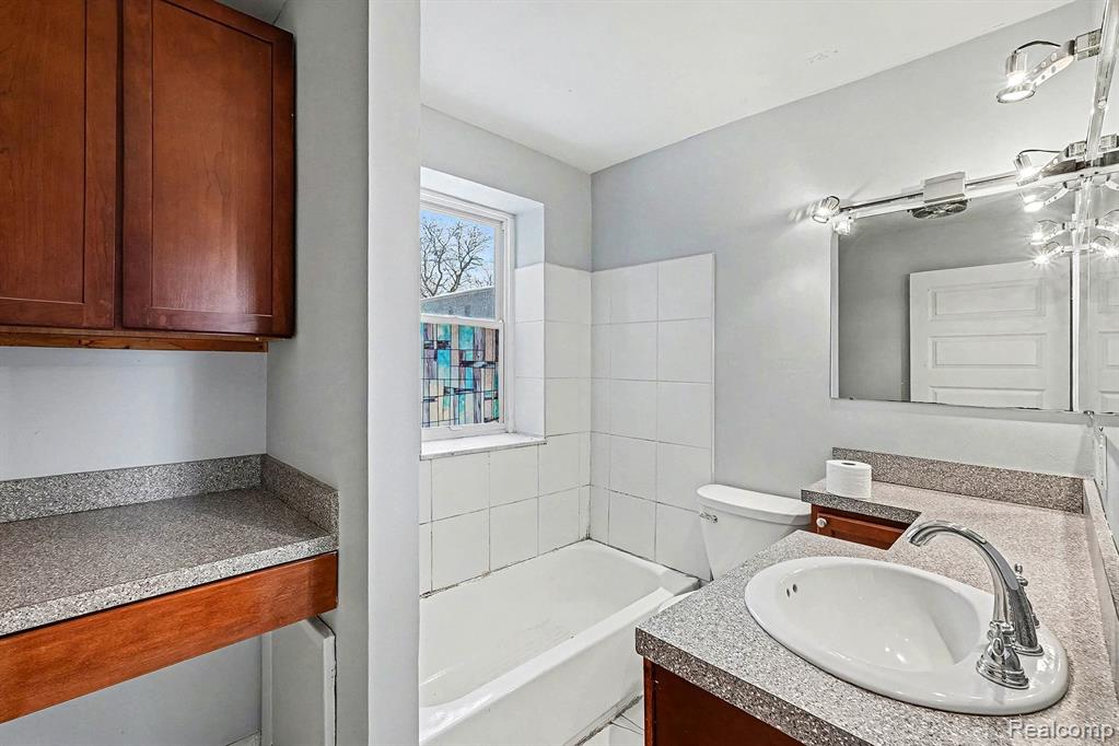 120 Seward Street Property Photo 14