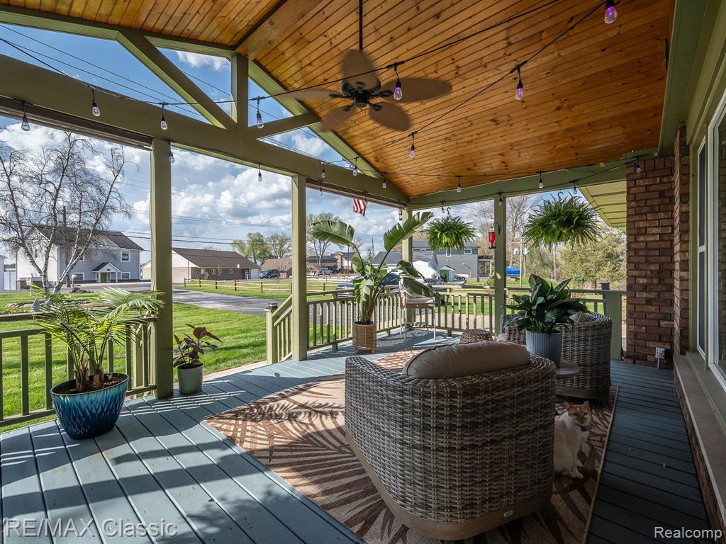 428 E Shore Drive Property Photo 2