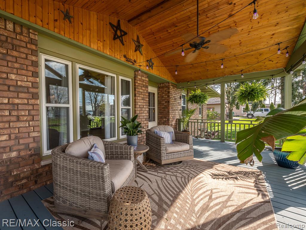 428 E Shore Drive Property Photo 3