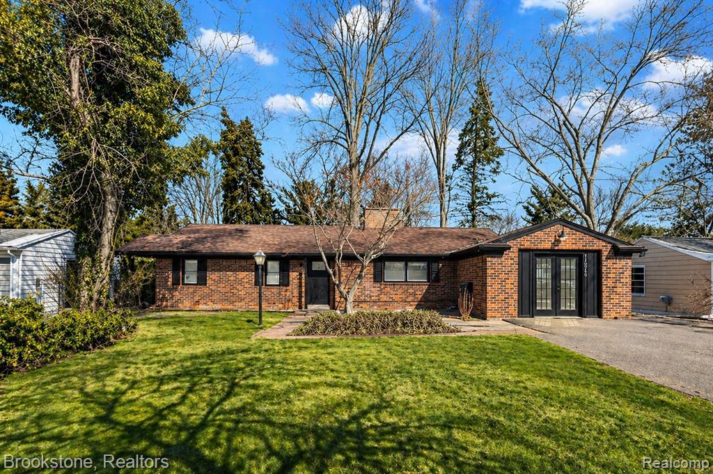 16046 W 13 Mile Road Property Photo 2