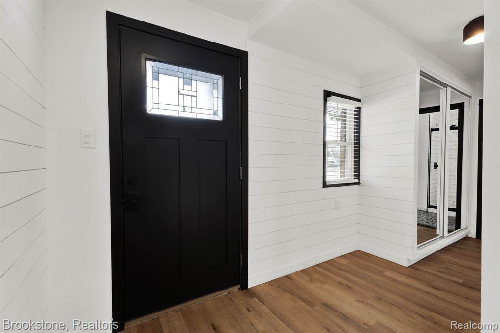 16046 W 13 Mile Road Property Photo 4