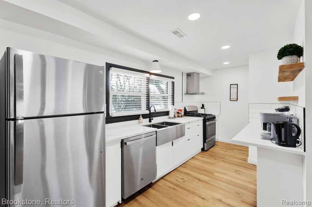 16046 W 13 Mile Road Property Photo 12