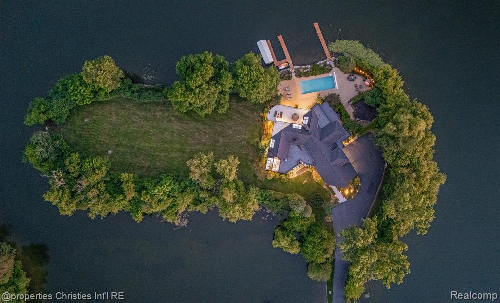 4912 Oakwood Court Property Photo 1