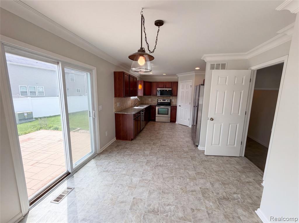 42824 Greystone Drive Property Photo 10