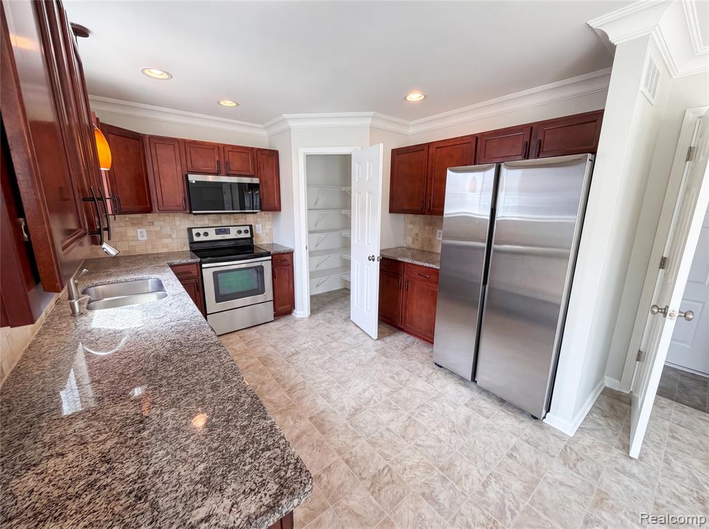 42824 Greystone Drive Property Photo 11