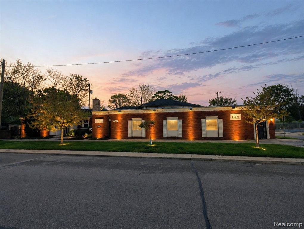 16012 Moross Road Property Photo 3