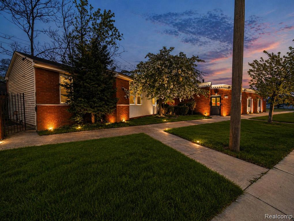16012 Moross Road Property Photo 4