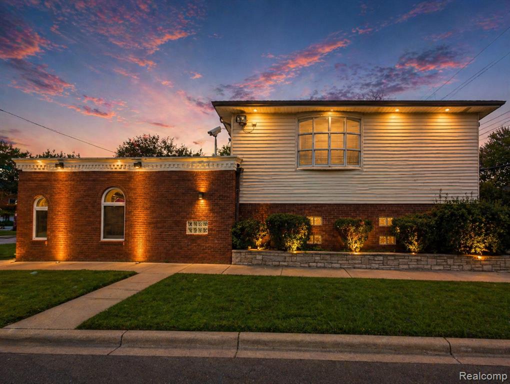 16012 Moross Road Property Photo 5