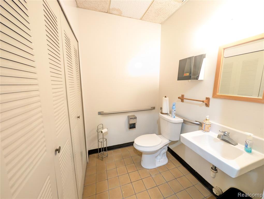16012 Moross Road Property Photo 10