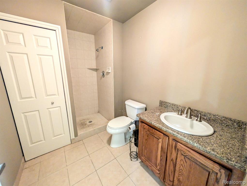 16012 Moross Road Property Photo 17