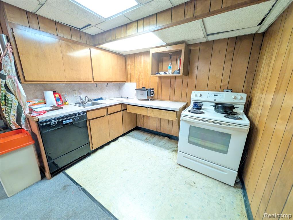 16012 Moross Road Property Photo 32