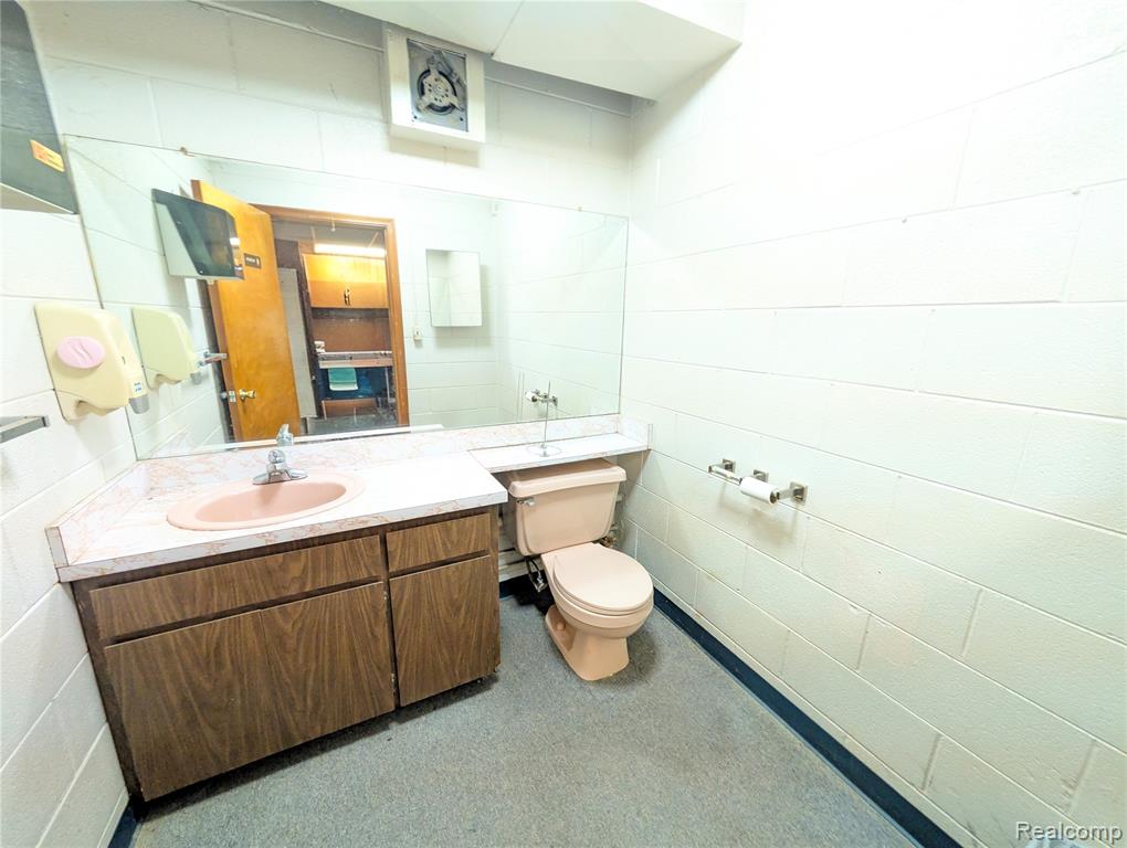 16012 Moross Road Property Photo 37