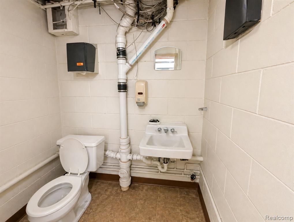 16012 Moross Road Property Photo 38