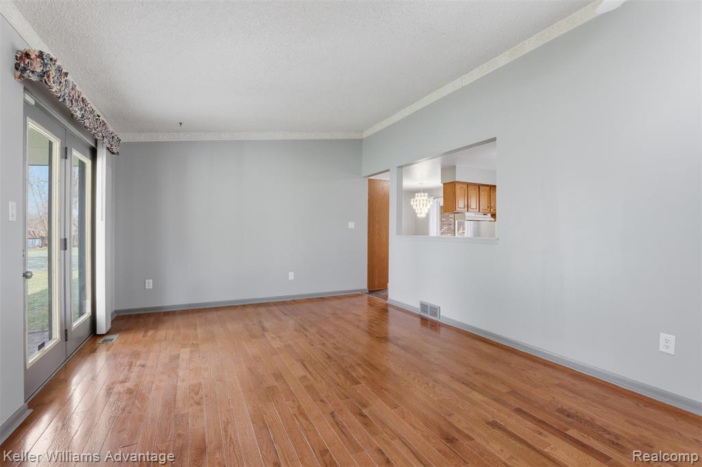 28800 Sibley Road Property Photo 9