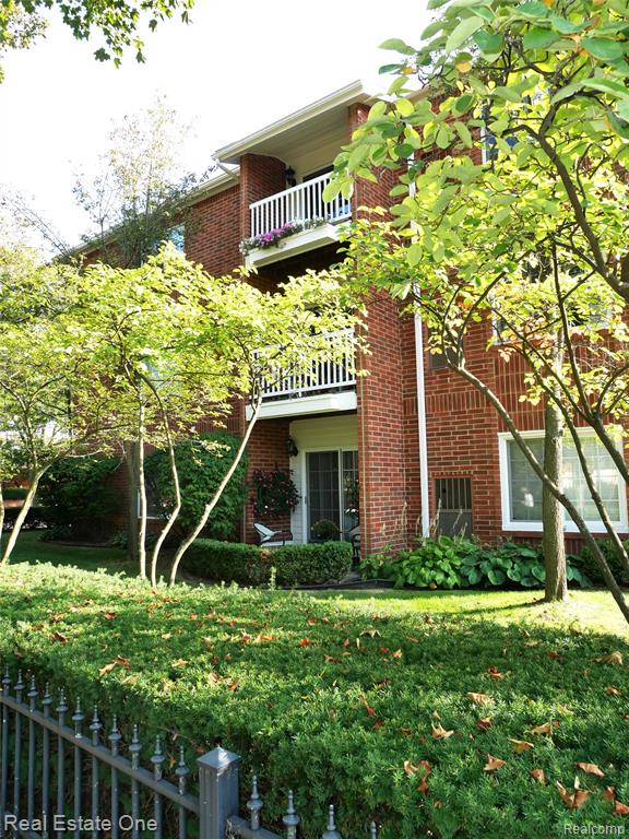 444 S Chester Street Property Photo 5
