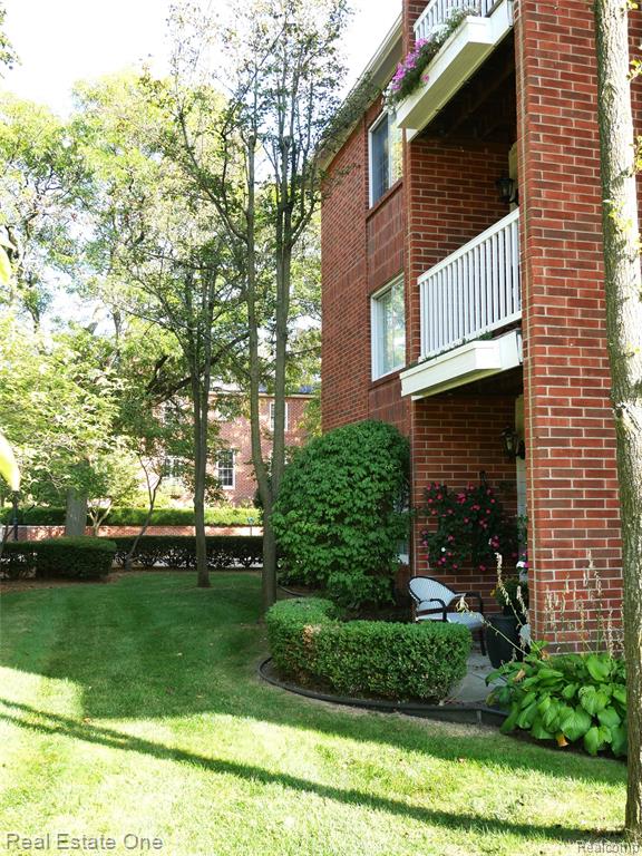 444 S Chester Street Property Photo 6