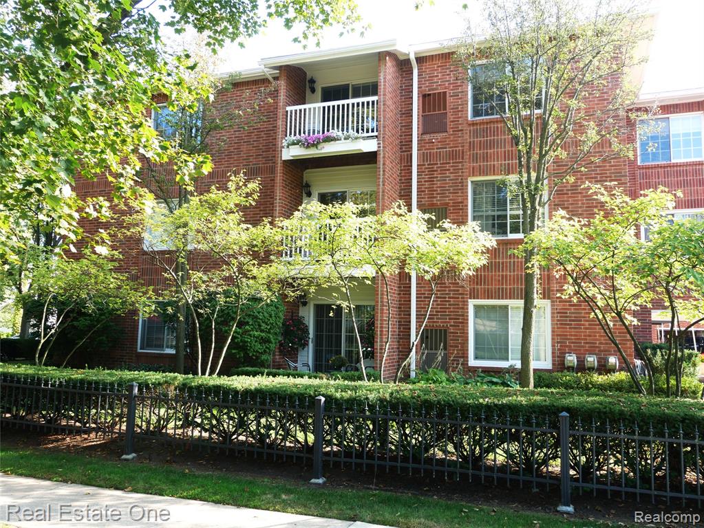 444 S Chester Street Property Photo 7