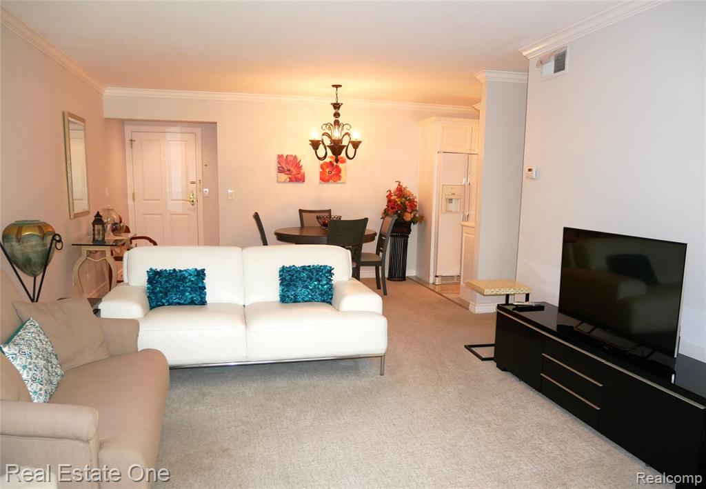 444 S Chester Street Property Photo 16