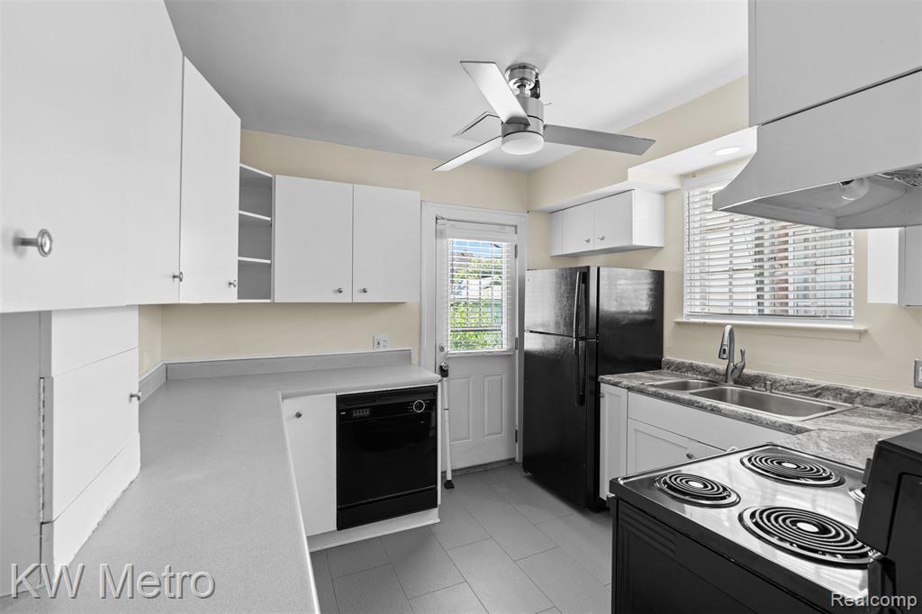 16831 Lawton Street Property Photo 10