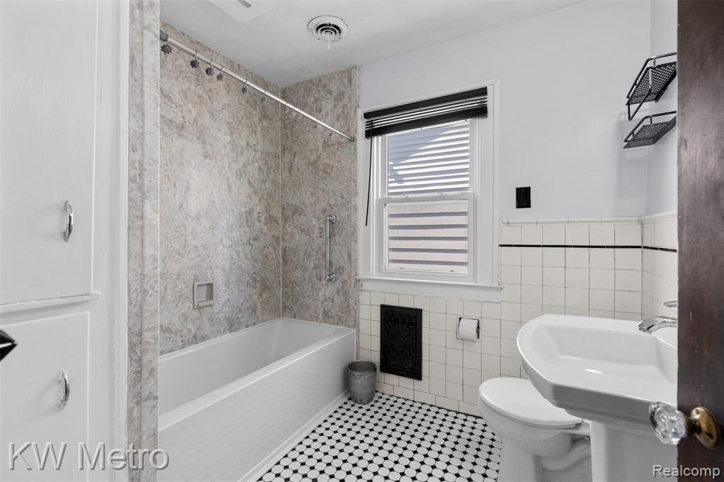 16831 Lawton Street Property Photo 12