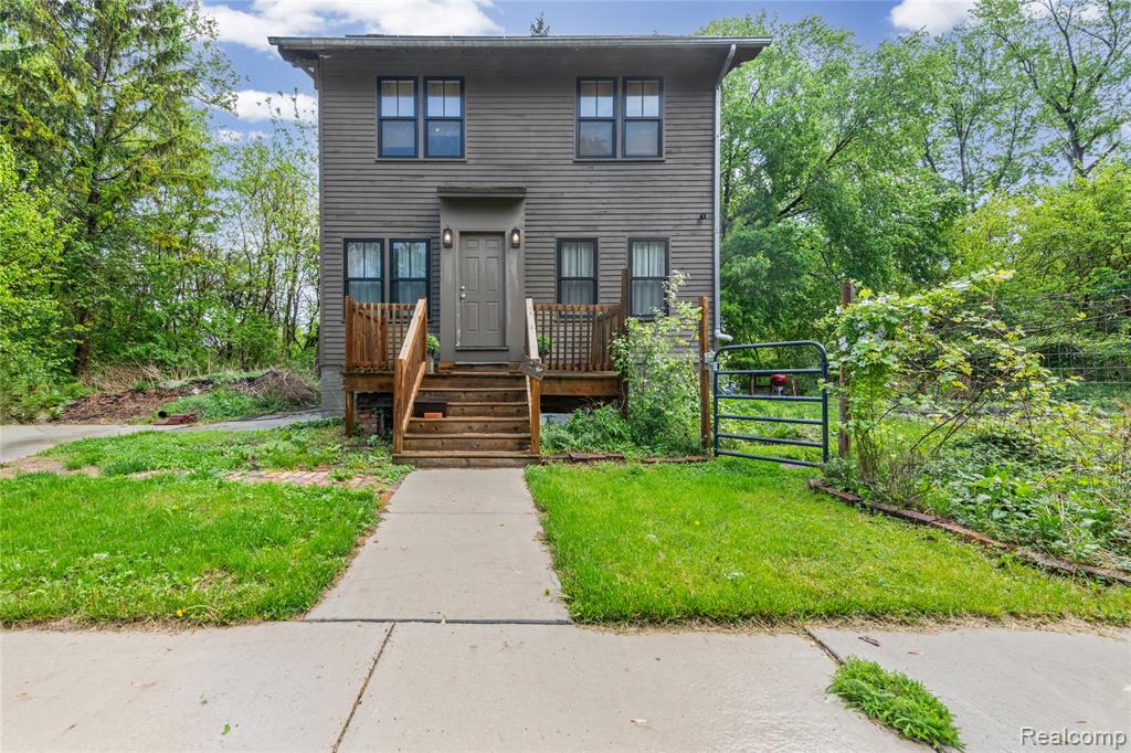 432 Manistique Property Photo 1