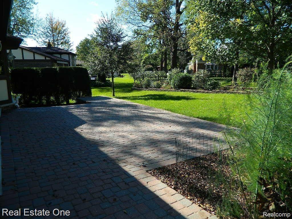 6927 Northpoint Drive Property Photo 5