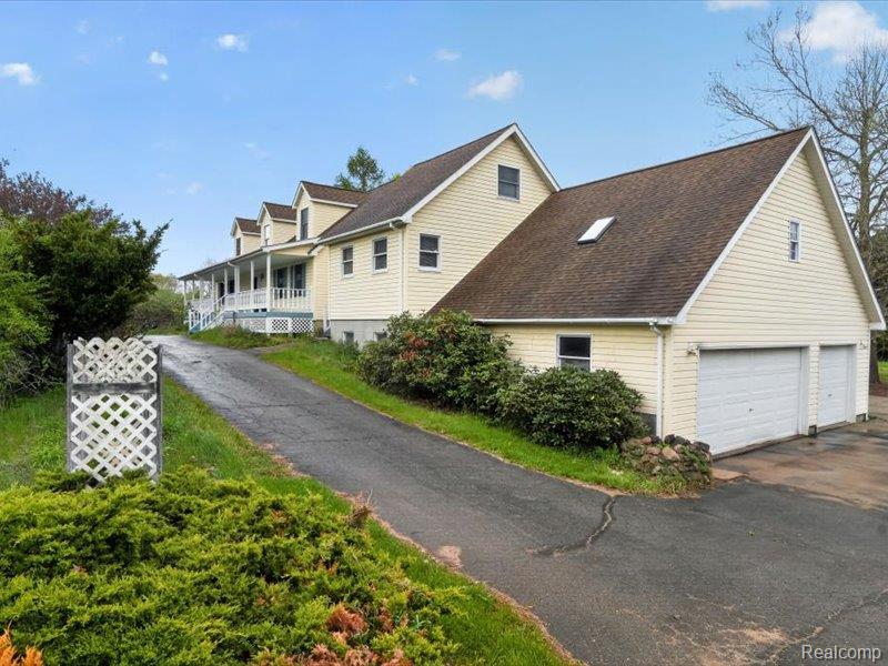 5081 Vines Road Property Photo 4