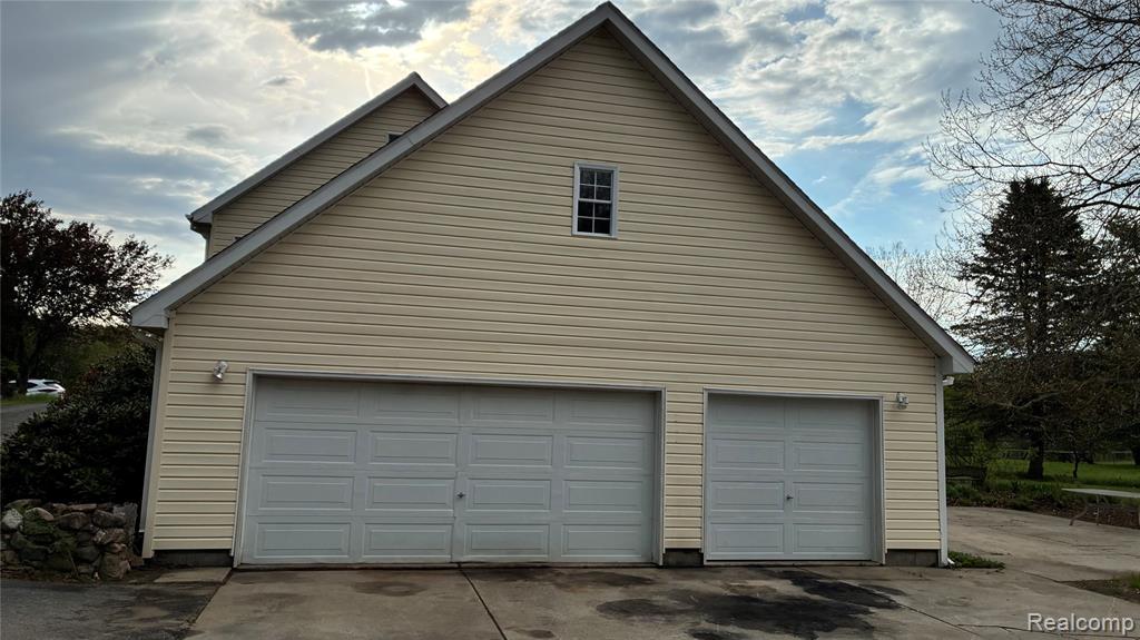 5081 Vines Road Property Photo 6