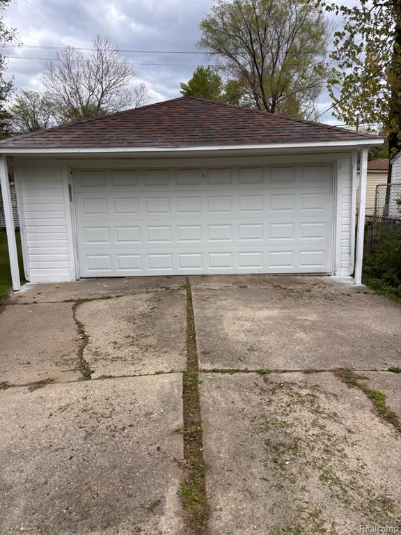 5797 E Outer Drive Property Photo 3
