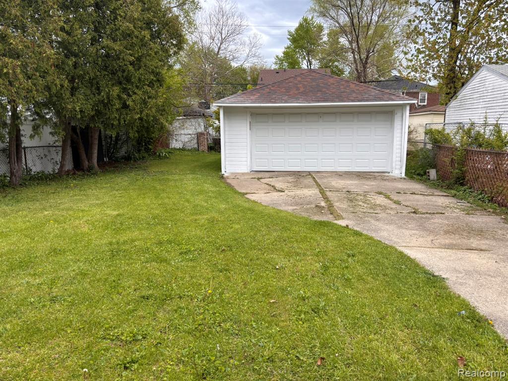 5797 E Outer Drive Property Photo 4