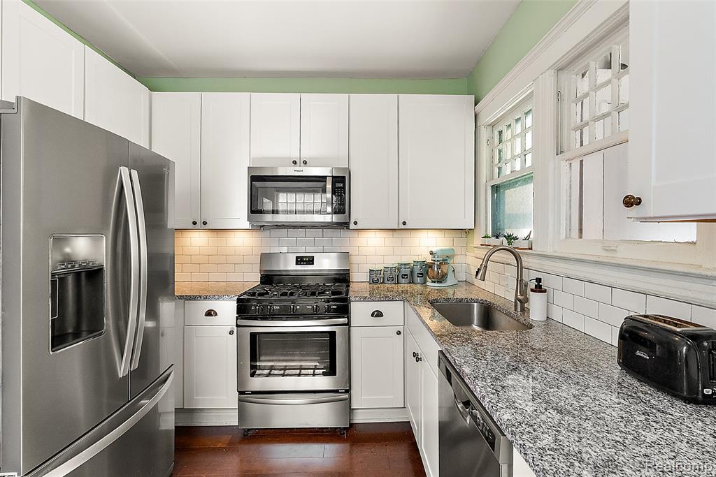 867 Edison Street Property Photo 11