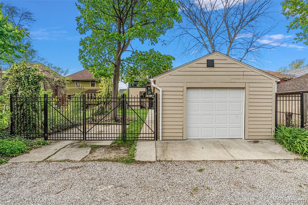867 Edison Street Property Photo 32