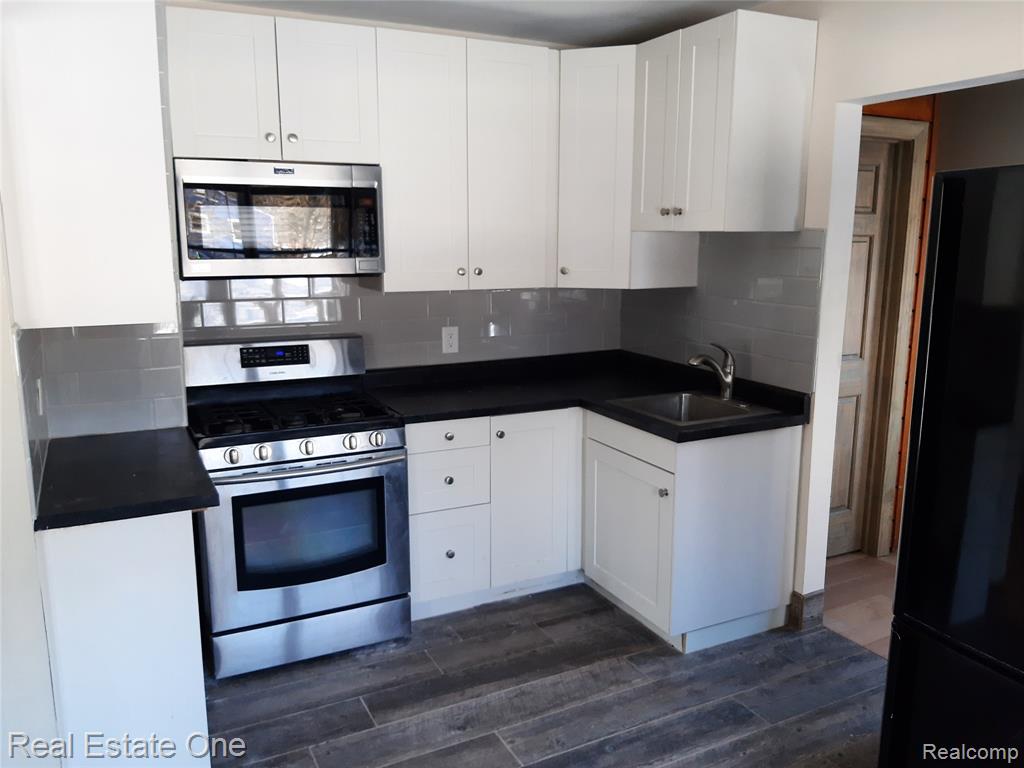 1850 + 1852 Ward Road Property Photo 9