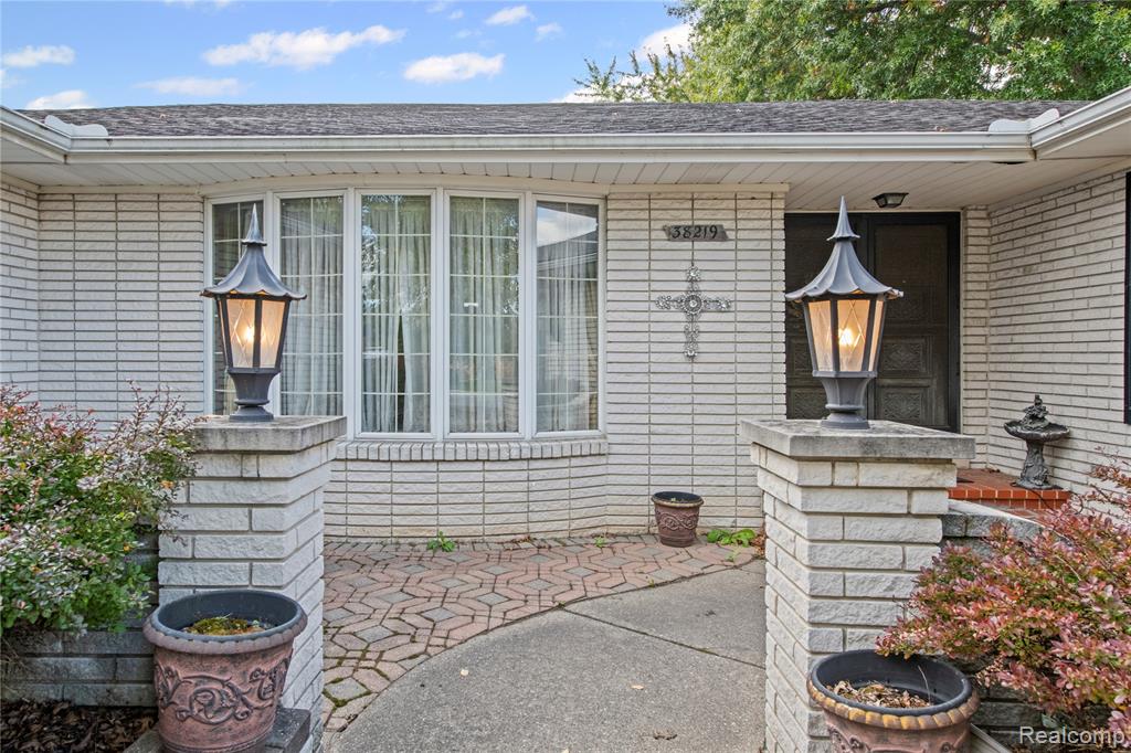 38219 Santa Anna Street Property Photo 3