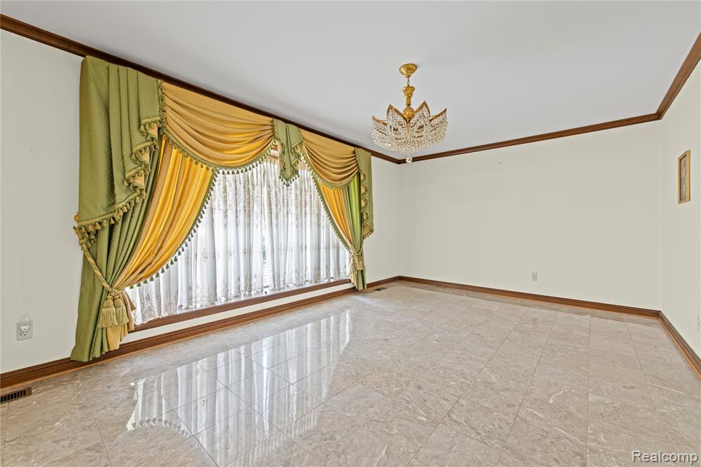 38219 Santa Anna Street Property Photo 5