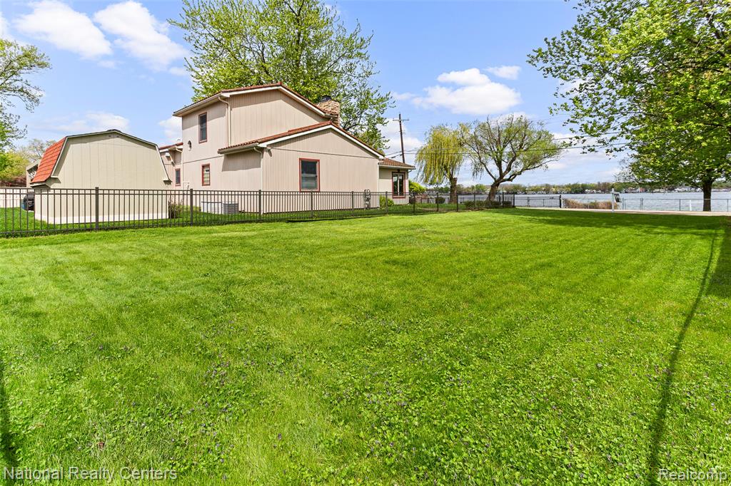 903 S. Lake Drive Property Photo 6