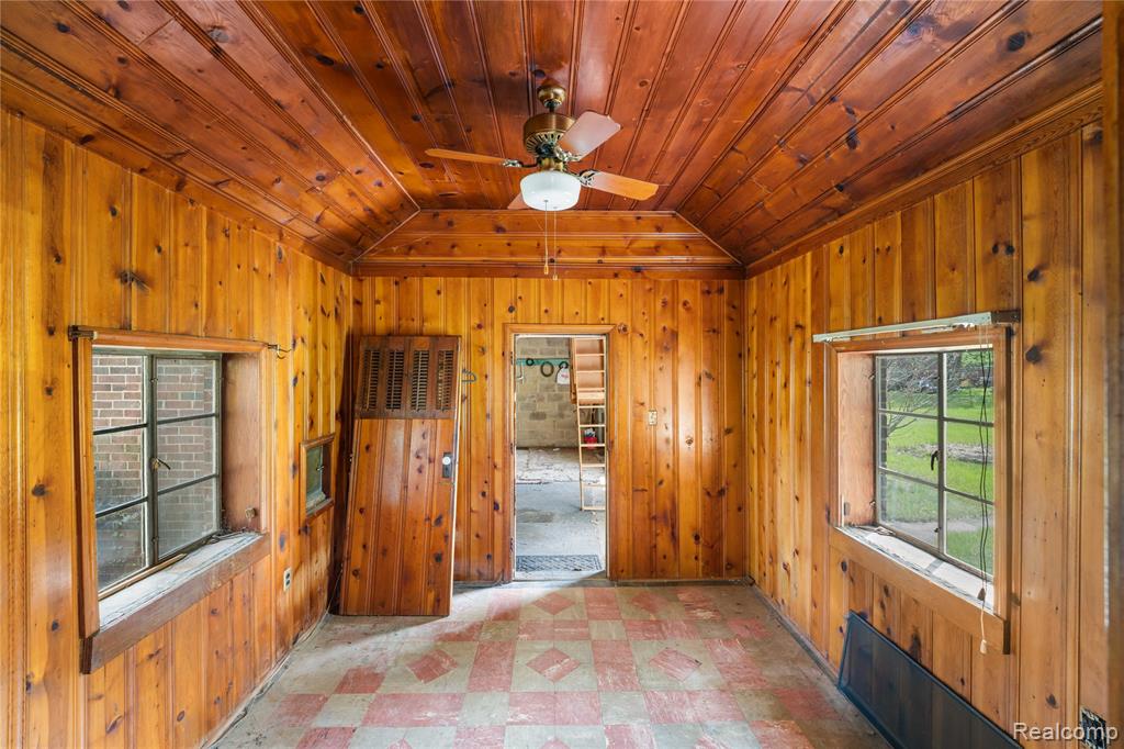 9282 Wayne Road Property Photo 11