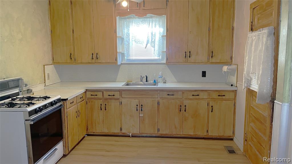 3521 Whitney Avenue Property Photo 13