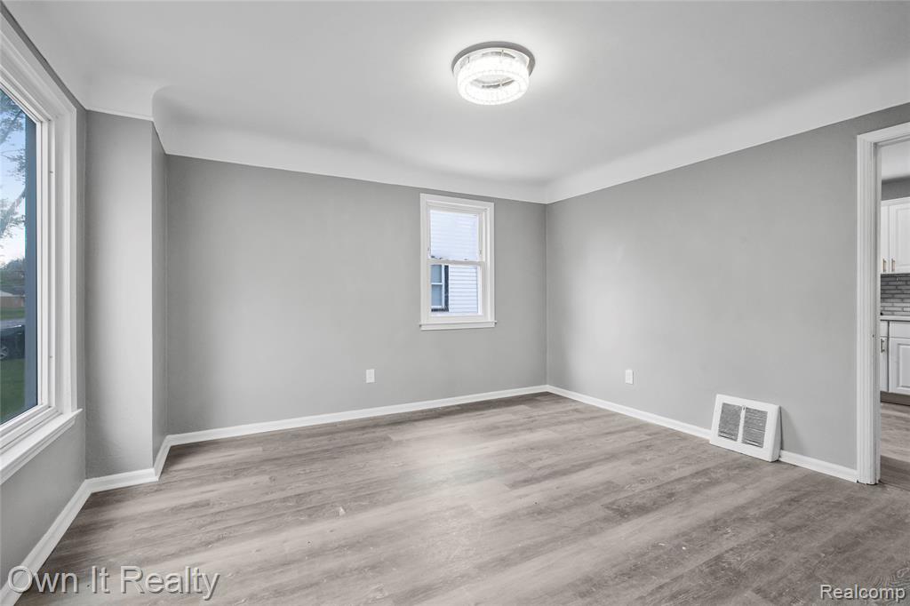 26010 Yale Street Property Photo 7