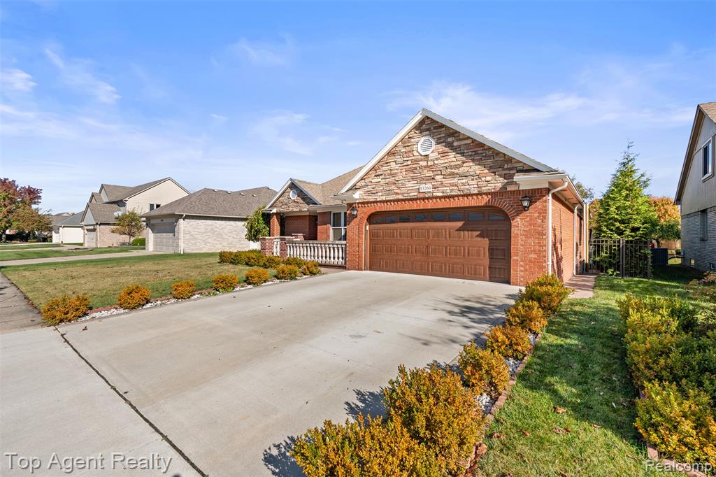 53260 Villa Rosa Drive Property Photo 2