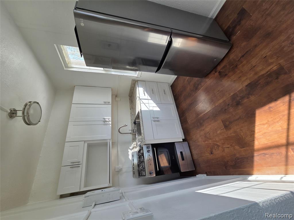 1360 Seward Street Property Photo 5