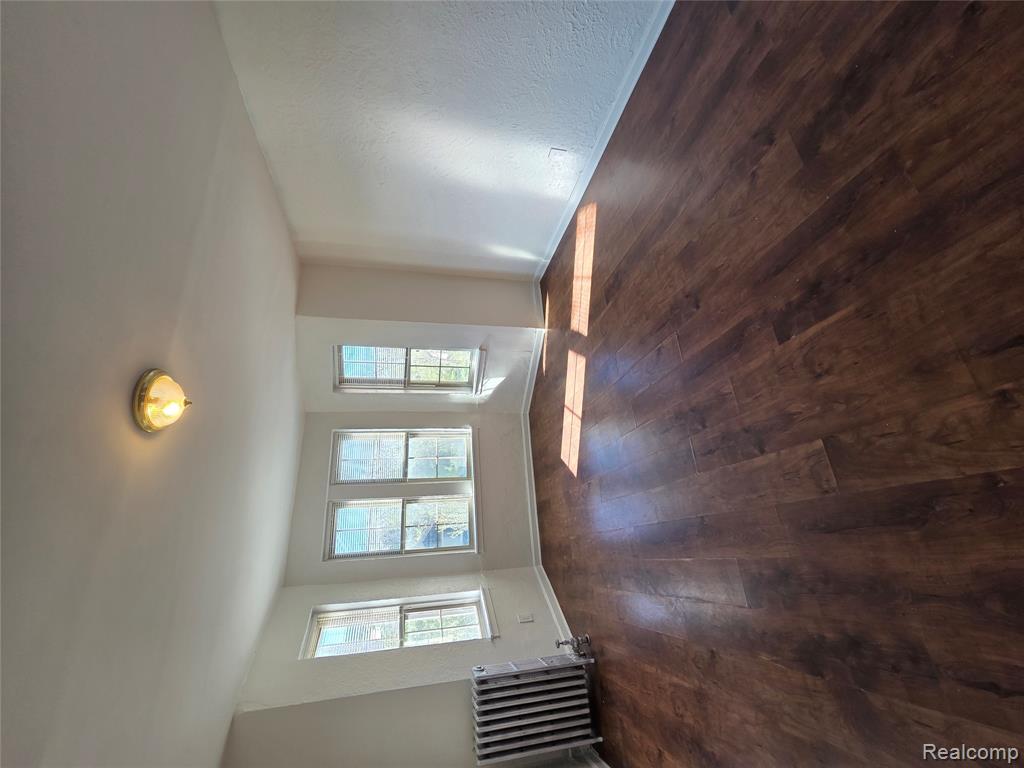 1360 Seward Street Property Photo 7