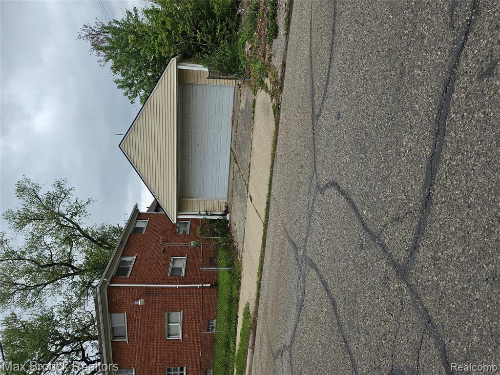 404 W Golden Property Photo 3