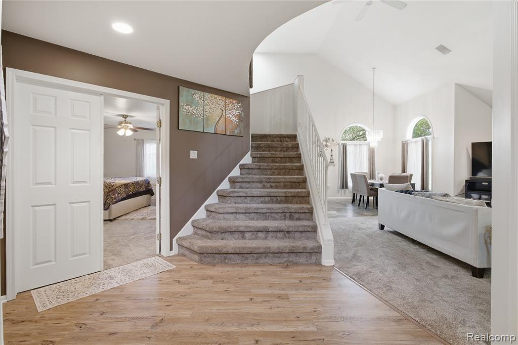 6432 Pinebrook Lane Property Photo 4