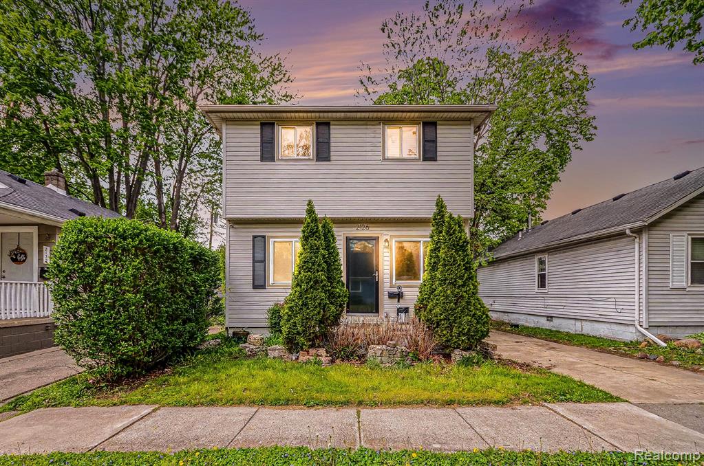 2126 Roslyn Road Property Photo 1